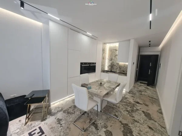 Tirane, jepet me qera apartament 1+1+Ballkon Kati 4, 80 m² 1.200 € (liqeni i thate)