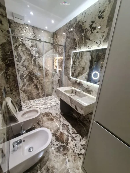 Tirane, jepet me qera apartament 1+1+Ballkon Kati 4, 80 m² 1.200 € (liqeni i thate)