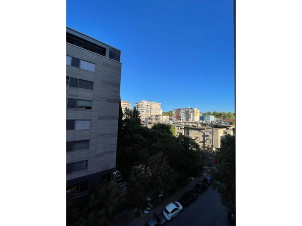 Tirane, jepet me qera apartament 1+1+Ballkon Kati 4, 64 m² 950 € (Blloku)