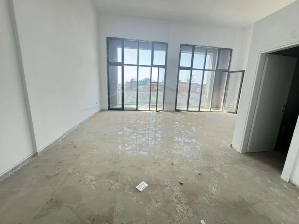 Tirane, jepet me qera ambjent biznesi Kati 1, 75 m² 750 €