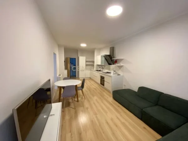 Tirane, jepet me qera apartament 1+1 Kati 2, 70 m² 700 € (Pazari i Ri)