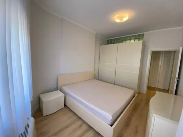 Tirane, jepet me qera apartament 1+1 Kati 2, 70 m² 700 € (Pazari i Ri)