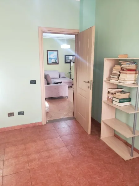 Tirane, jepet me qera apartament 2+1+Ballkon Kati 9, 105 m² 650 € (Komuna e parisit)