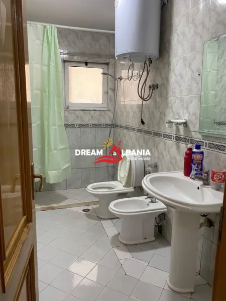 Tirane, jepet me qera apartament 2+1 Kati 7, 99 m² 550 € (ne Rrugen Dritan Hoxha, prane spitalit Ushtarak)