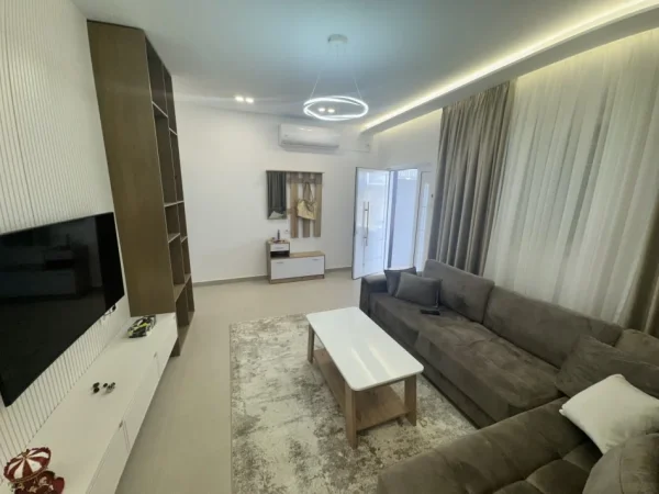 Jepet me qera shpi private 1+1 me oborr e parkim 80 m² 450 € (Mjull bathore)
