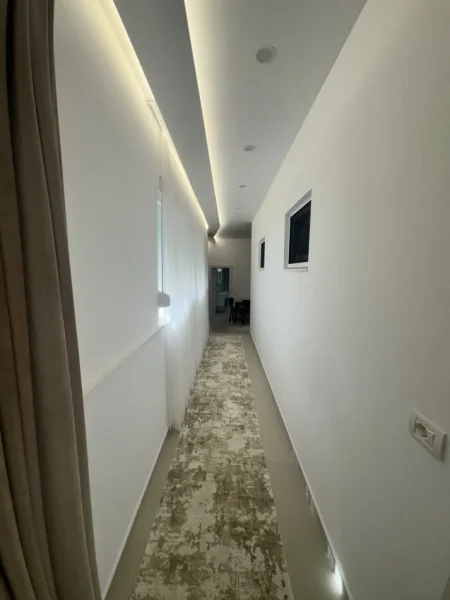 Jepet me qera shpi private 1+1 me oborr e parkim 80 m² 450 € (Mjull bathore)