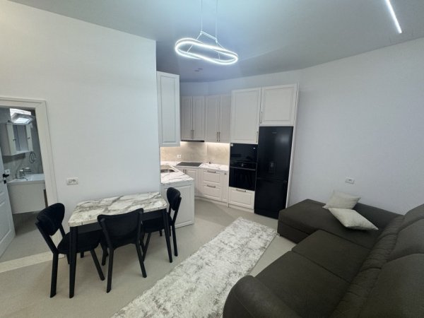 Jepet me qera shpi private 1+1 me oborr e parkim 80 m² 450 € (Mjull bathore)