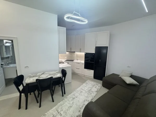 Jepet me qera shpi private 1+1 me oborr e parkim 80 m² 450 € (Mjull bathore)