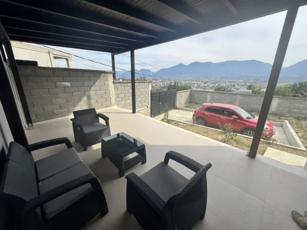Jepet me qera shpi private 1+1 me oborr e parkim 80 m² 450 € (Mjull bathore)