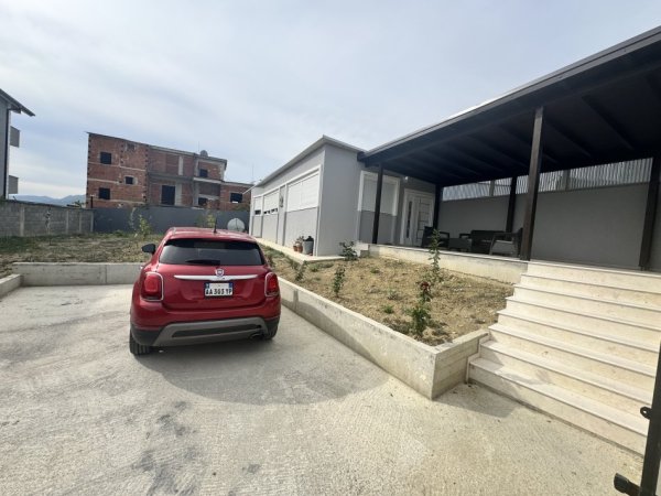 Jepet me qera shpi private 1+1 me oborr e parkim 80 m² 450 € (Mjull bathore)