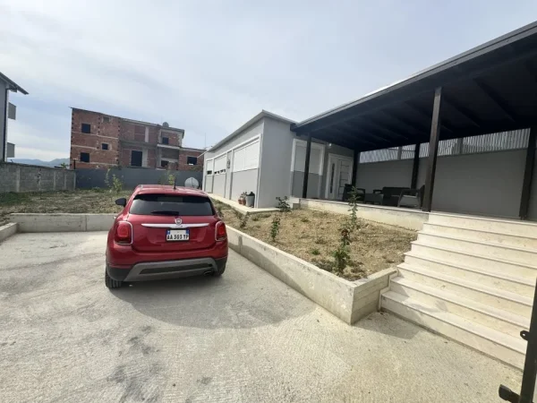 Jepet me qera shpi private 1+1 me oborr e parkim 80 m² 450 € (Mjull bathore)