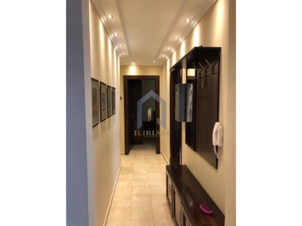 Tirane, jap me qera apartament 3+1+Ballkon Kati 9, 130 m² 1.000 € (Bllok Afer Juridikut)