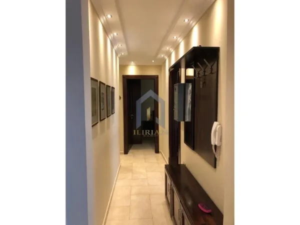 Tirane, jap me qera apartament 3+1+Ballkon Kati 9, 130 m² 1.000 € (Bllok Afer Juridikut)