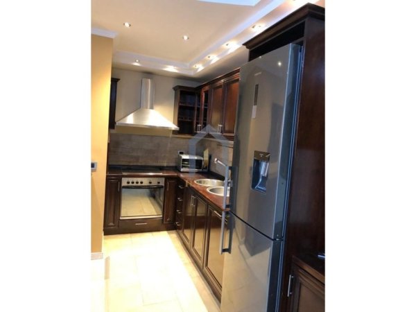 Tirane, jap me qera apartament 3+1+Ballkon Kati 9, 130 m² 1.000 € (Bllok Afer Juridikut)