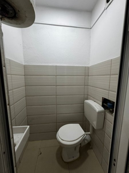 Tirane, jepet me qera ambjent biznesi Kati 1, 33 m² 300 € (Mine peza)