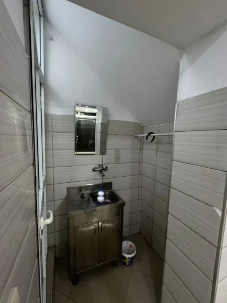 Tirane, jepet me qera ambjent biznesi Kati 1, 33 m² 300 € (Mine peza)