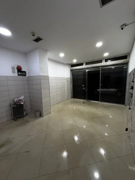 Tirane, jepet me qera ambjent biznesi Kati 1, 33 m² 300 € (Mine peza)