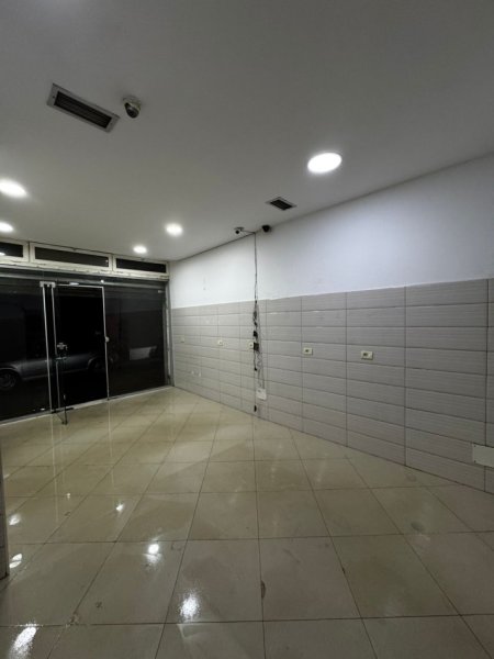 Tirane, jepet me qera ambjent biznesi Kati 1, 33 m² 300 € (Mine peza)