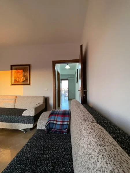 DURRES APARTAMENT 1+1 ME QIRA   350 €