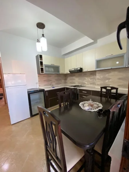 DURRES APARTAMENT 1+1 ME QIRA   350 €