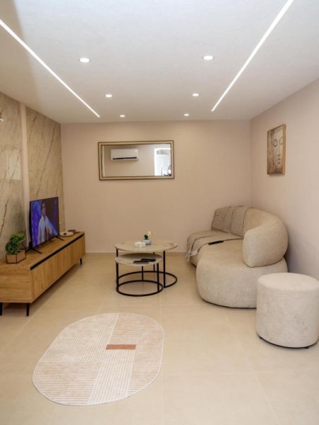 Tirane, jepet me qera apartament 1+1 Kati 1, 700 €