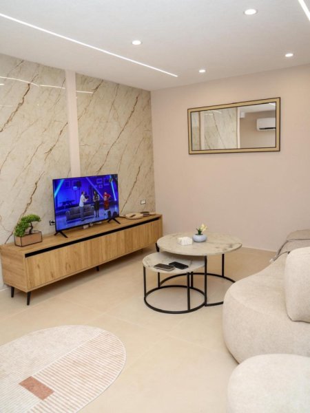Tirane, jepet me qera apartament 1+1 Kati 1, 700 €