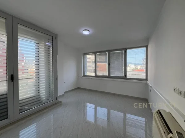 Tirane, jepet me qera zyre Kati 4, 136 m² 1.500 € (Rruga e Barrikadave)