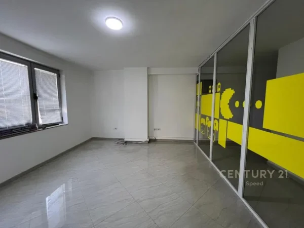 Tirane, jepet me qera zyre Kati 4, 136 m² 1.500 € (Rruga e Barrikadave)