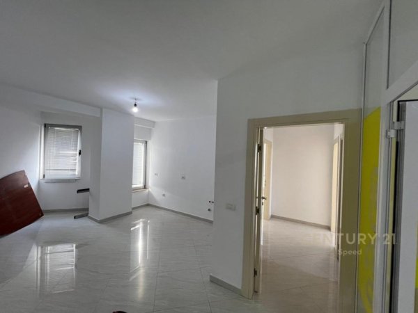 Tirane, jepet me qera zyre Kati 4, 136 m² 1.500 € (Rruga e Barrikadave)