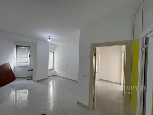 Tirane, jepet me qera zyre Kati 4, 136 m² 1.500 € (Rruga e Barrikadave)