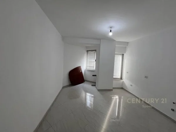 Tirane, jepet me qera zyre Kati 4, 136 m² 1.500 € (Rruga e Barrikadave)
