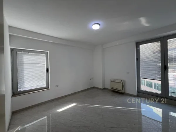 Tirane, jepet me qera zyre Kati 4, 136 m² 1.500 € (Rruga e Barrikadave)