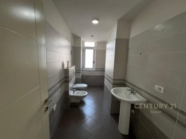Tirane, jepet me qera zyre Kati 4, 136 m² 1.500 € (Rruga e Barrikadave)