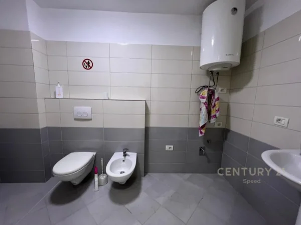 Tirane, jepet me qera zyre Kati 4, 136 m² 1.500 € (Rruga e Barrikadave)