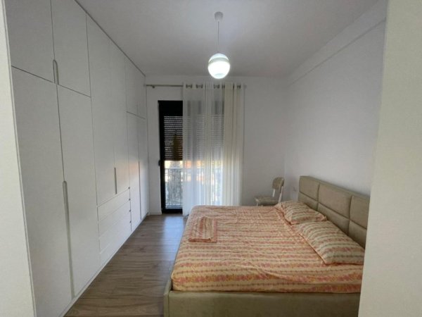 Tirane, jepet me qera apartament 2+1+Ballkon Kati 2, 100 m² 800 € (selit)