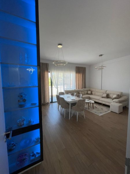 Tirane, jepet me qera apartament 2+1+Ballkon Kati 2, 100 m² 800 € (selit)