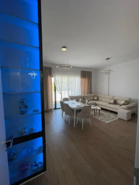 Tirane, jepet me qera apartament 2+1+Ballkon Kati 2, 100 m² 800 € (selit)