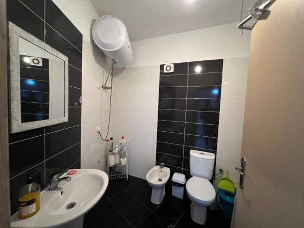 Tirane, jepet me qera apartament 1+1 Kati 8, 75 m² 500 € 
