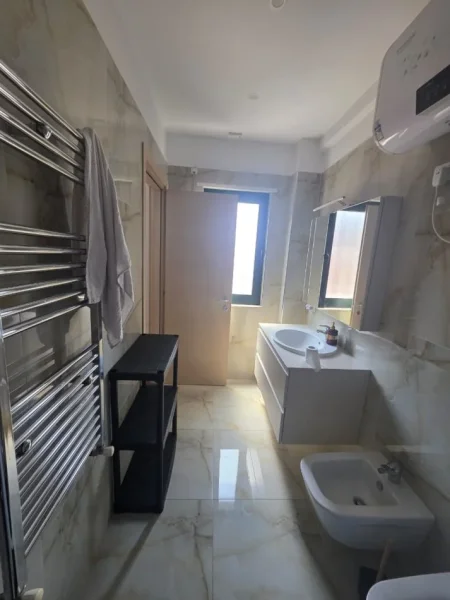 Tirane, jepet me qera apartament 2+1+Ballkon Kati 6, 115 m² 750 € (nexho konomi)