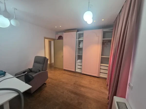 Tirane, jepet me qera apartament 2+1+Ballkon Kati 6, 115 m² 750 € (nexho konomi)