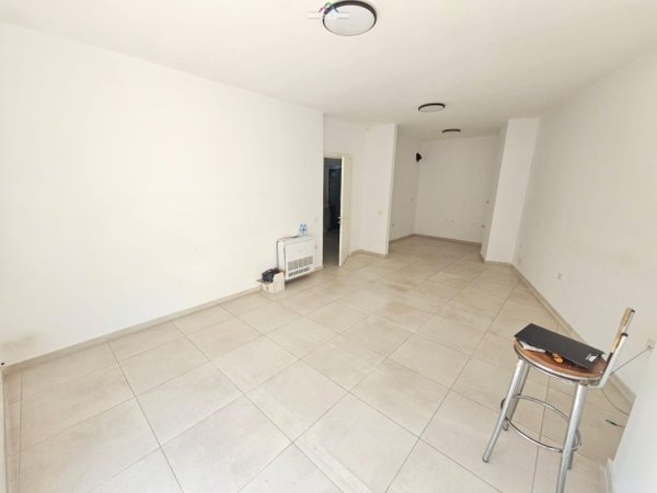 Tirane, jepet me qera zyre Kati 7, 112 m² 700 € (rruga e barrikadave)