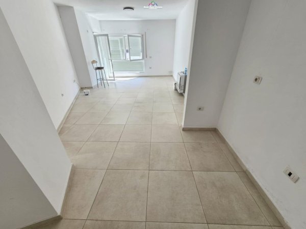 Tirane, jepet me qera zyre Kati 7, 112 m² 700 € (rruga e barrikadave)