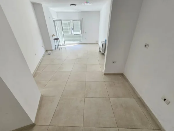Tirane, jepet me qera zyre Kati 7, 112 m² 650 € (rruga e barrikadave)
