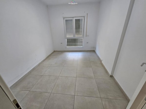 Tirane, jepet me qera zyre Kati 7, 112 m² 700 € (rruga e barrikadave)