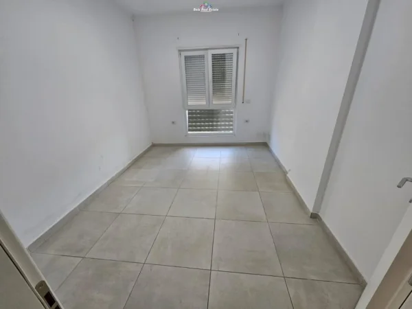 Tirane, jepet me qera zyre Kati 7, 112 m² 650 € (rruga e barrikadave)