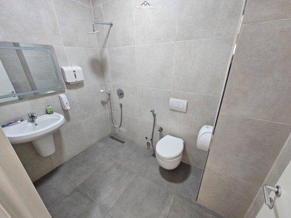 Tirane, jepet me qera zyre Kati 7, 112 m² 700 € (rruga e barrikadave)
