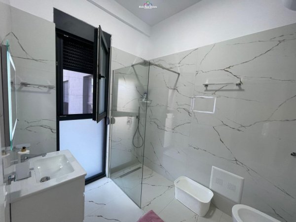 Tirane, jepet me qera apartament 2+1 Kati 1, 120 m² 800 € (selite)