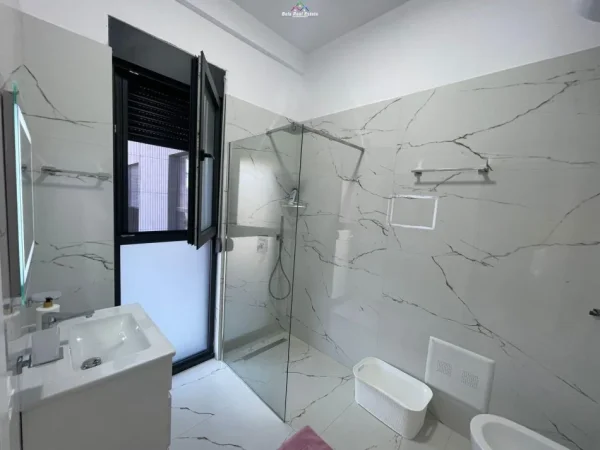 Tirane, jepet me qera apartament 2+1 Kati 1, 120 m² 800 € (selite)