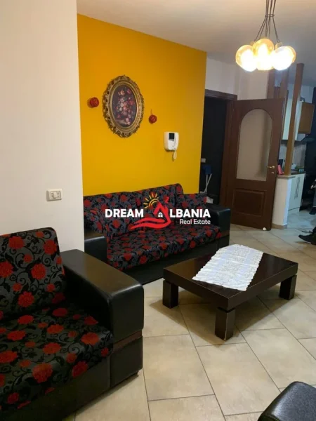 Tirane, jepet me qera apartament 2+1 Kati 2, 90 m² 600 € (Rruga Fortuzi)