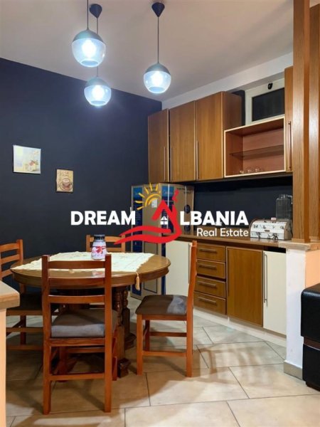 Tirane, jepet me qera apartament 2+1 Kati 2, 90 m² 600 € (Rruga Fortuzi)